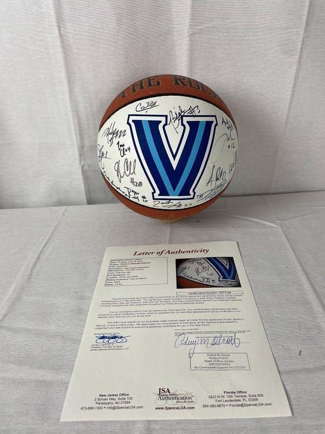 2006-2007 Екип Виланова Подписа Сувенири баскетболни 14 sigs JSA LOA - Баскетболни топки с автографи